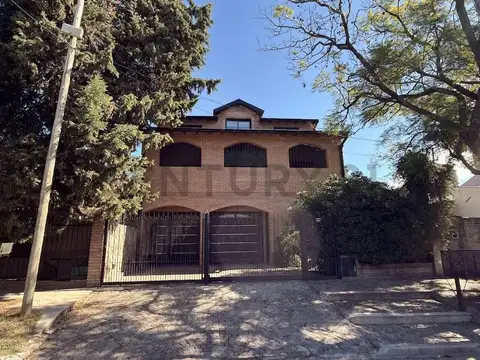 Casa en venta 6 ambientes + departamento 2 ambientes.