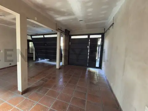 Casa en venta 6 ambientes + departamento 2 ambientes.