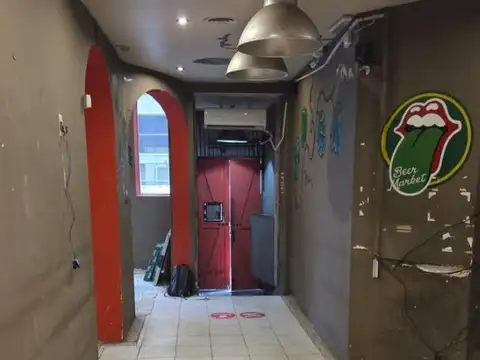 LOCAL CON DOS BAÑOS MUY BIEN UBICADO