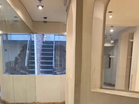 LOCAL CON DOS BAÑOS MUY BIEN UBICADO