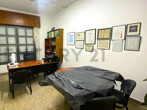 Casa 10 ambientes con 2 baños