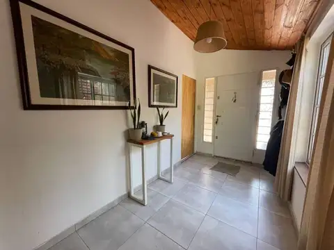 VENTA CASA 5 AMBIENTES EN DERQUI CON COCHERA