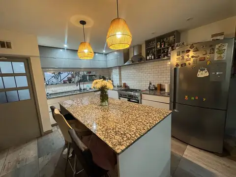 Casa en Venta con 2 cocheras