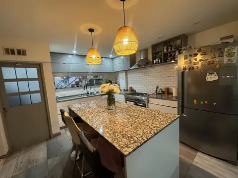 CASA VENTA  BERAZATEGUI 6 AMBIENTE COCHERA PILETA