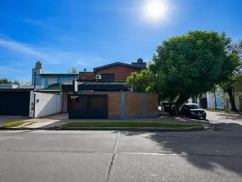 CASA VENTA  BERAZATEGUI 6 AMBIENTE COCHERA PILETA