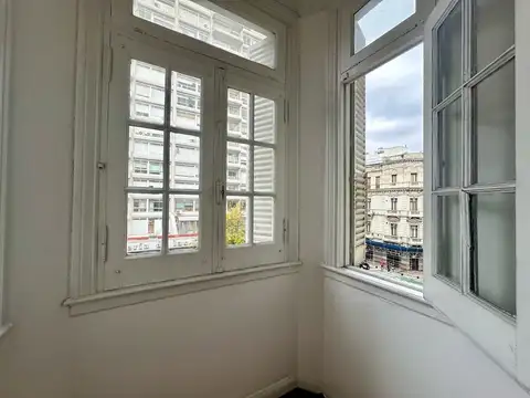 Alquiler oficina apto profesional al frente de 5 amb sobre Avenida Cordoba - Retiro