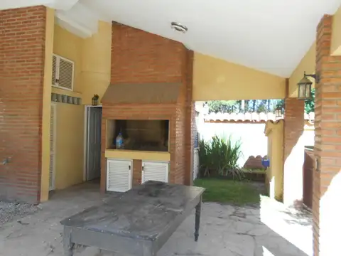 Casa en Alquiler con 2 cocheras