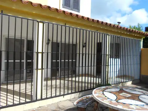 Casa en Alquiler con 2 cocheras