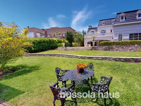 Casa 8 ambientes con 5 baños