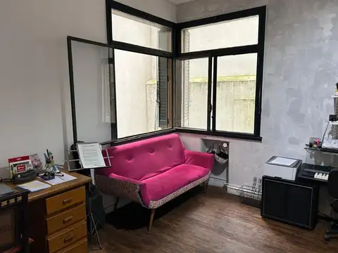 Tres ambientes con dependencia y dos patios propios grandes