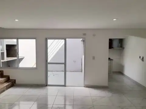 Depto Tipo Casa en Alquiler en Remedios De Escalada, $ 650.000