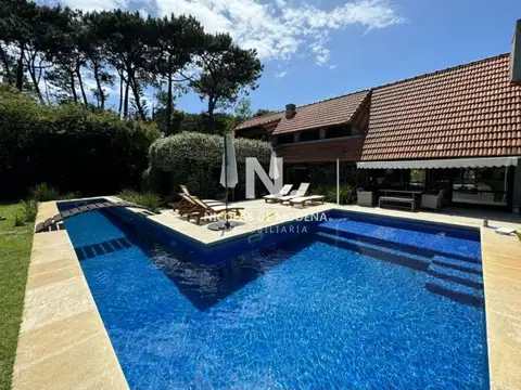 En venta casa de 5 dormitorios, con piscina, parrillero y jardin en Lugano,Punta del Este