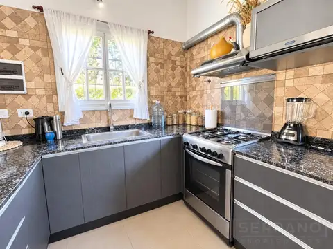 Venta casa 3 ambientes sobre lote de 706m2, Parque Sakura. Apta crédito