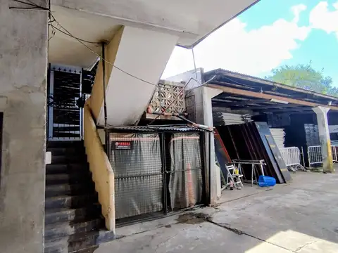 Venta en block, locales, galpón, garaje y vivienda