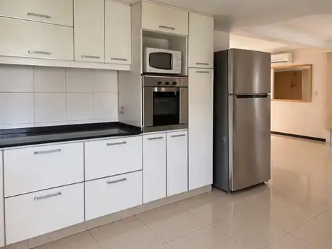 Casa en Alquiler con 2 cocheras
