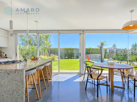 VENTA · CASA ·  4 DORMITORIOS · QUINCHO · PISCINA · APTA CREDITO · FUNES