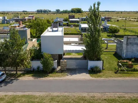 VENTA · CASA ·  4 DORMITORIOS · QUINCHO · PISCINA · APTA CREDITO · FUNES