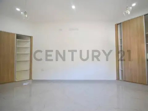 Esquina en Ciudadela: Casa 4 Ambientes + Local + Financiación/Permuta