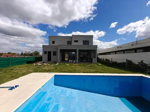 Casa en Venta con 4 cocheras