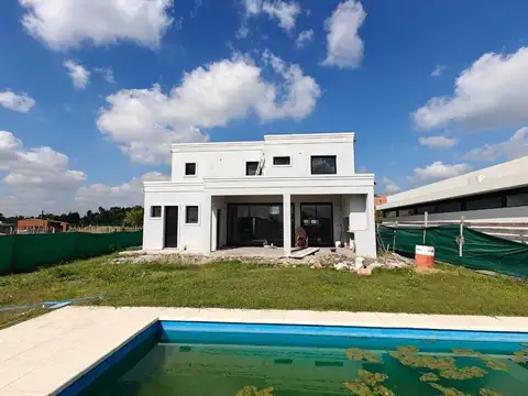 Casa 5 ambientes con 4 baños