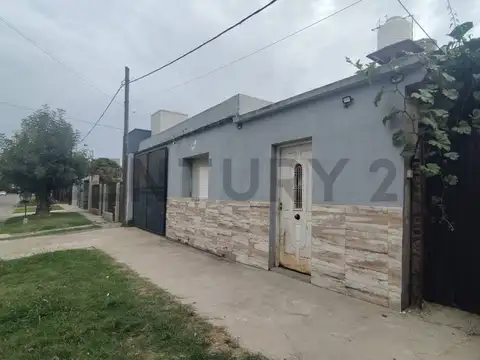 Casa en venta de dos niveles con parque en Villa Elisa