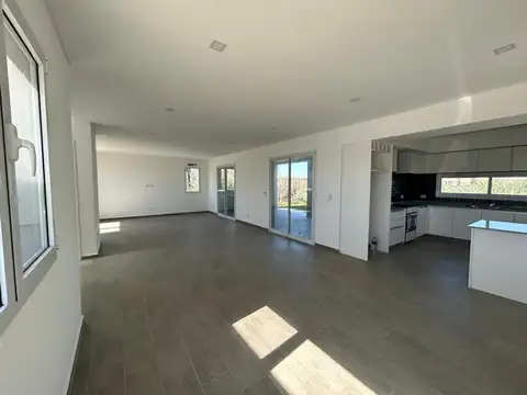 Casa 4 ambientes con 3 baños