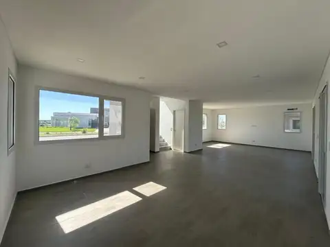 Casa en Venta con 4 cocheras