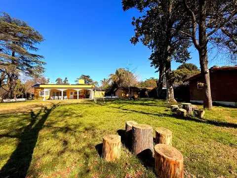 Venta casa quinta en La Reja 5 ambientes con parque, piscina, garage y parrilla.