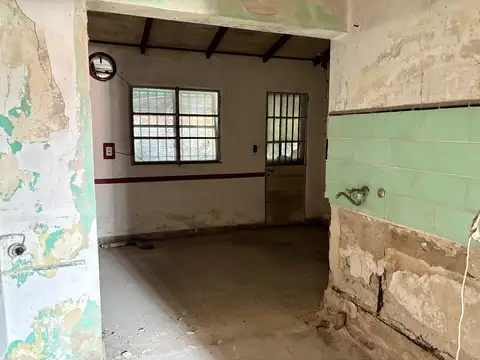 Lote propio al fondo de 236,25 m² – Casa a refaccionar o demoler – No PH – Plano aprobado – Troncos del Talar