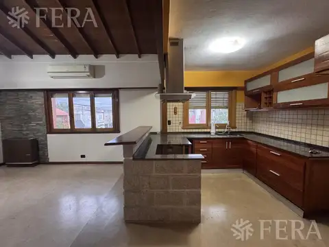 Alquiler PH 3 ambientes con cochera y patio en Bernal Oeste