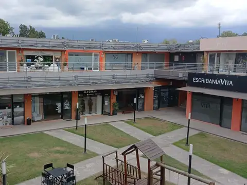 PLAZA CENTRAL EN UN IMPORTANTE COMPLEJO EN ALVAREZ