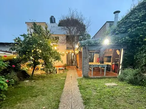 CASA EN VENTA TRES DORMI, QUINCHO Y PILETA