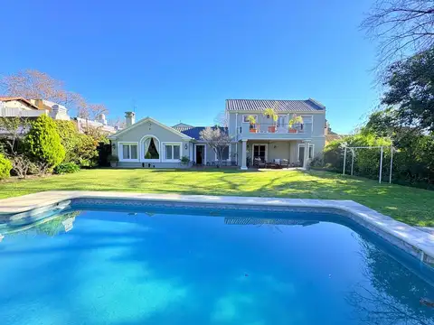 Beccar, muy linda casa en venta desarrolllada casi toda en Planta Baja con gran jardín