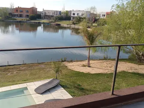 Venta de Casa a la laguna de 5 Ambientes en El Cantón.