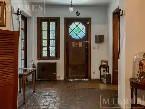 Excelente lote de 404 m², tiene construida una casa de época, con mucho potencial para refaccionar.