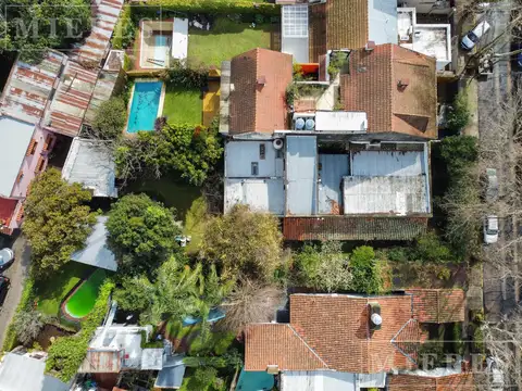 Excelente lote de 404 m², tiene construida una casa de época, con mucho potencial para refaccionar.