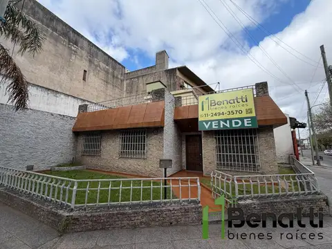 CASA 3 AMB EN LOTE PROPIO CON GARAJE PASANTE EN VENTA.