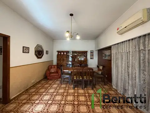 CASA 3 AMB EN LOTE PROPIO CON GARAJE PASANTE EN VENTA.