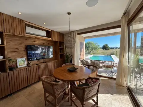 Casa 6 ambientes con 5 baños