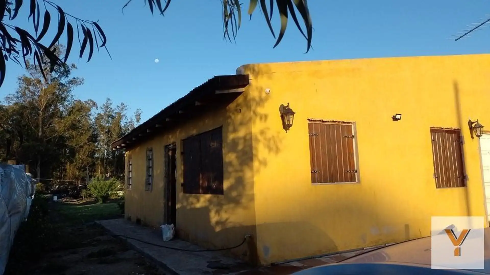 Casa 1 dorm + gran patio con parrilla — Los Pinos, 60 m² cubiertos y cochera