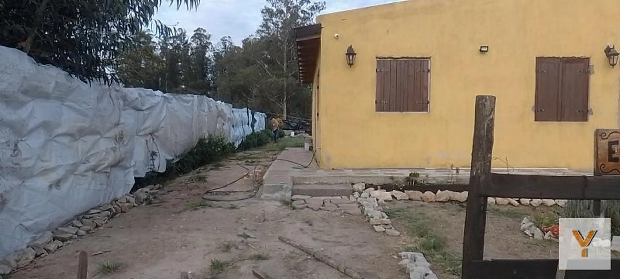 Casa 1 dorm + gran patio con parrilla — Los Pinos, 60 m² cubiertos y cochera