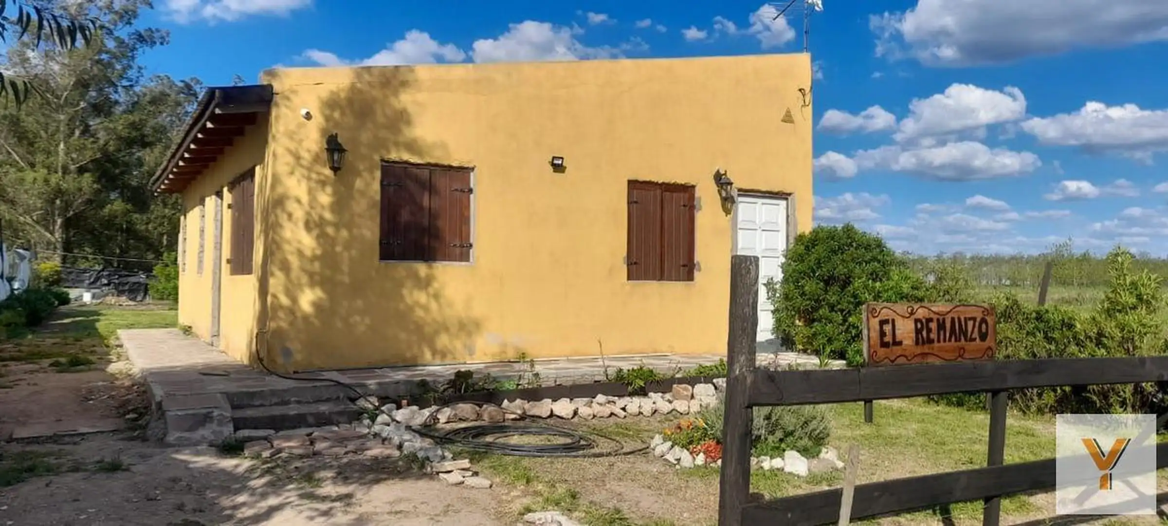 Casa 1 dorm + gran patio con parrilla — Los Pinos, 60 m² cubiertos y cochera