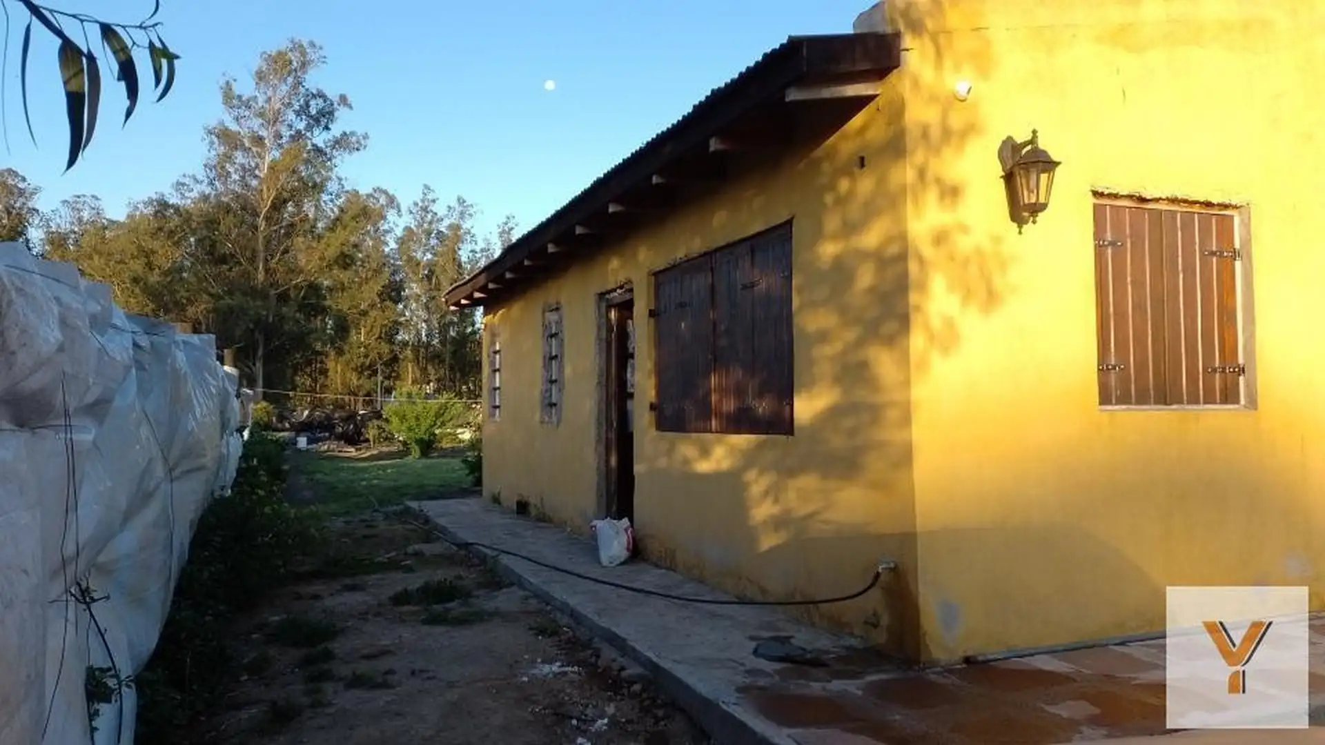 Casa 1 dorm + gran patio con parrilla — Los Pinos, 60 m² cubiertos y cochera