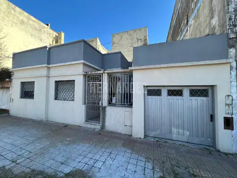 CASA 3 AMBIENTES, PATIO, COCHERA Y TERRAZA, LANUS OESTE.