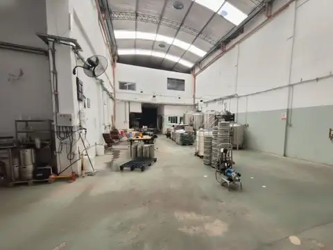 Alquiler Galpón con doble entrada en Nueva Pompeya