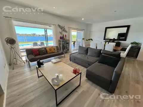 Casa en Venta con 4 cocheras