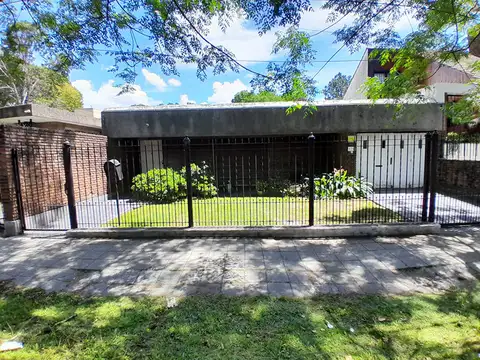 EN UNA UBICACIÓN CÉNTRICA, MUY BUENA PROPIEDAD CON BUEN JARDÍN 