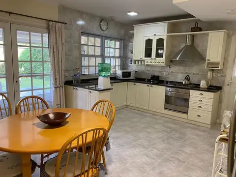 Casa en Venta con 4 cocheras