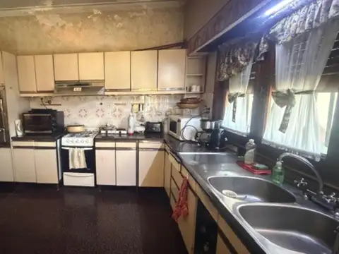 CASA CON GRAN POTENCIAL CON PARQUE Y PILETA  