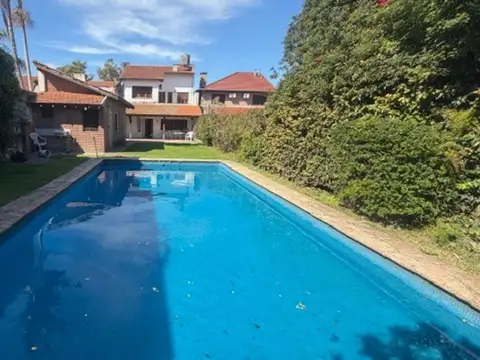CASA CON GRAN POTENCIAL CON PARQUE Y PILETA  